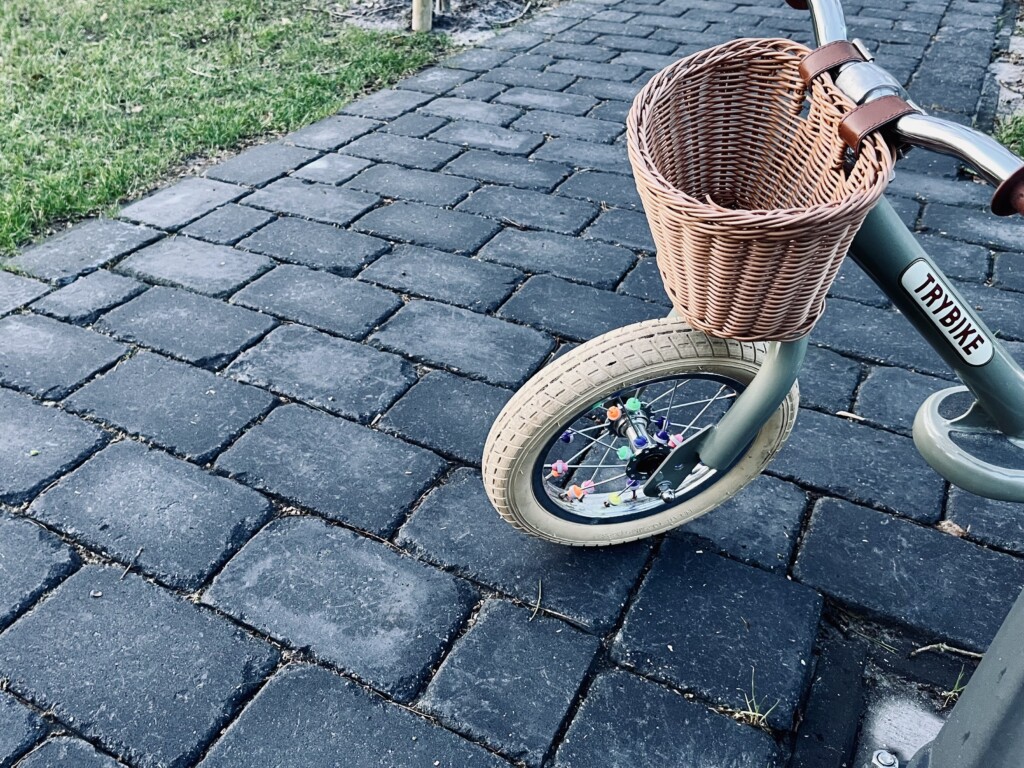 Ökopflaster Anthrazit mit Fahrrad