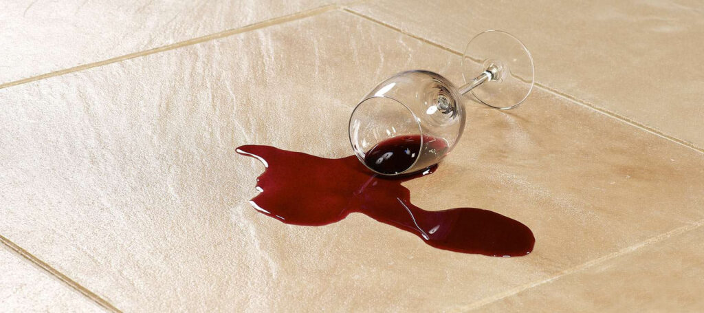 Rotwein auf Terrassenplatten